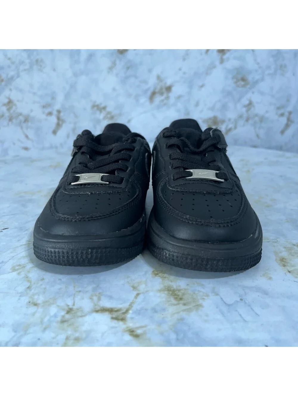 Nike signs tread